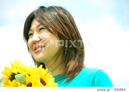 ひまわりと女性 66864