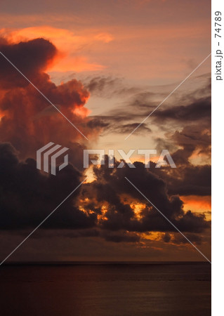 沖縄石垣島の朝日 74789