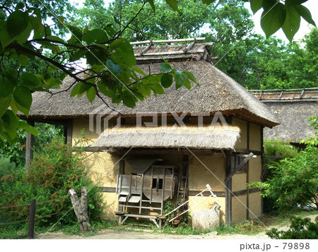 古い農機具と萱葺屋根の小屋 79898