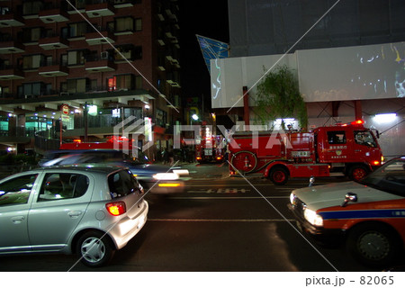 夜の消防車 82065