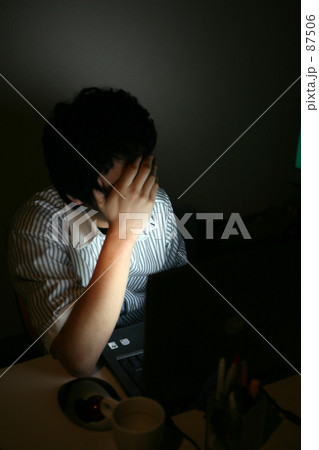 疲れ果てた男性 87506