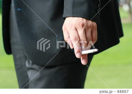 煙草を吸う 88807