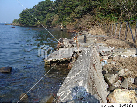 海辺の瓦礫1 100138