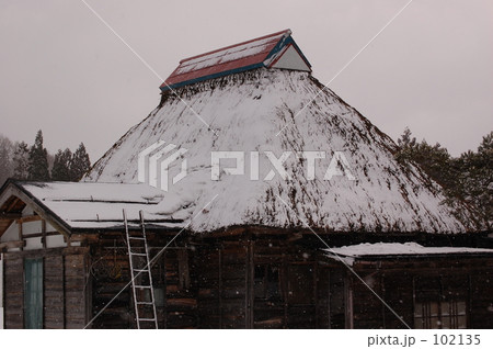 冬の屋根 102135