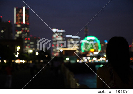 みなとみらいの夜景を見る女性 みなとみらいの夜景を見る女性 104856