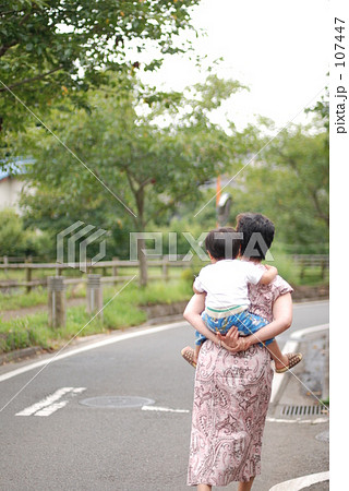 おばあちゃんにおんぶ（縦） 107447