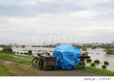 台風-高いところに避難 台風-高いところに避難 110347