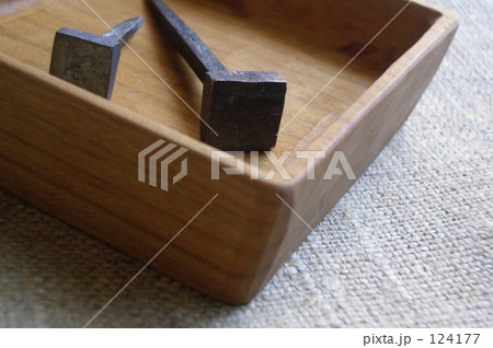 鉄の釘と木皿 124177