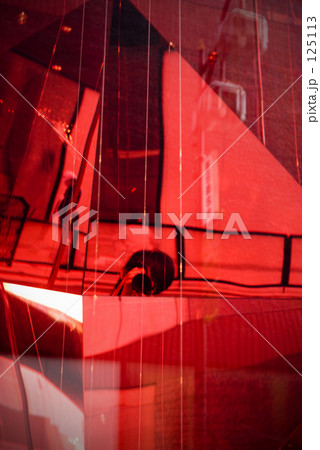 The world that reflects in red 125113