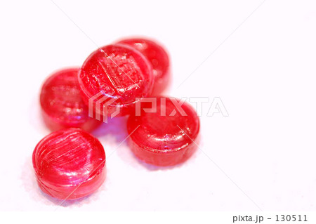 白の中のカシス飴の写真素材