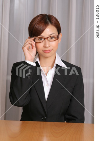 メガネを直すビジネスウーマン 136015