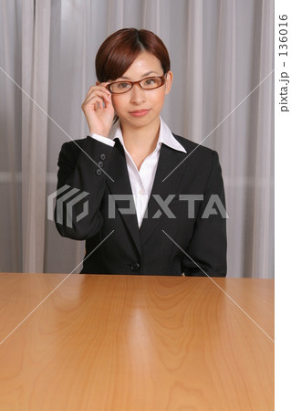 メガネを直すキャリアウーマン 136016