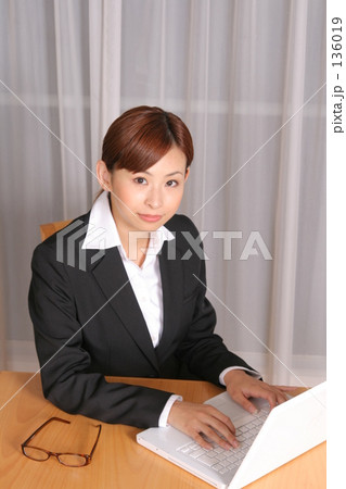 パソコン作業中 パソコン作業中 136019