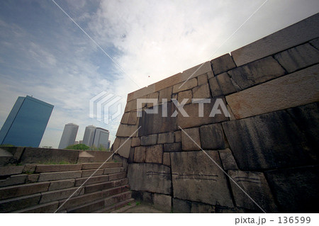 大阪城の石垣とビル 136599