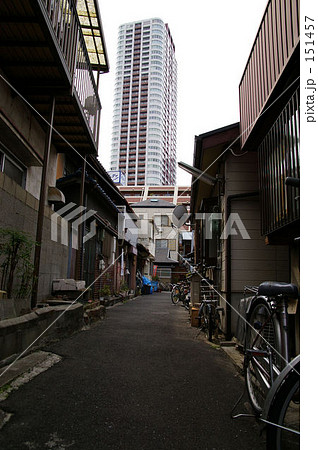 高層ビルの片隅で 路地裏探訪 の写真素材