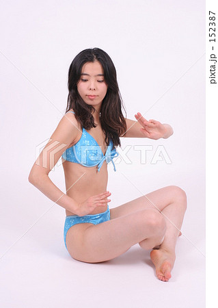 水着女性ヨガ 152387