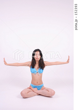 水着女性ヨガ 152393