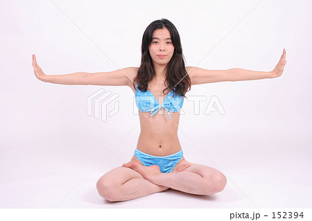水着女性ヨガ 152394