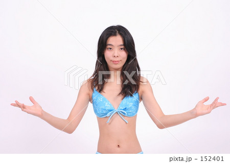 水着女性ヨガ 152401