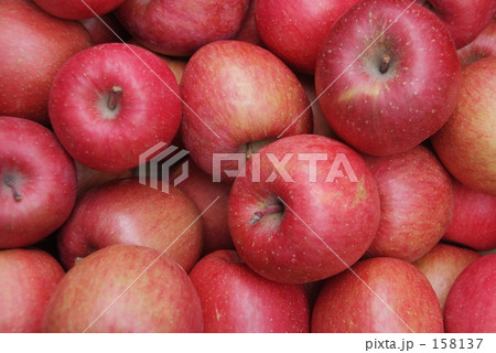 りんご箱に詰まったたくさんのりんご りんご箱に詰まったたくさんのりんご 158137