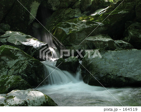 大岩の向こうに滝 164519