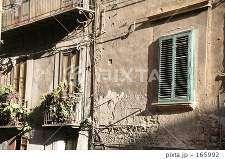 イタリア　シチリアの窓のある壁 165992
