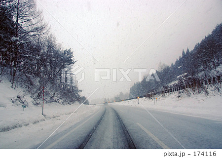 雪の高速道路 174116