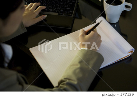 働く女性 177129