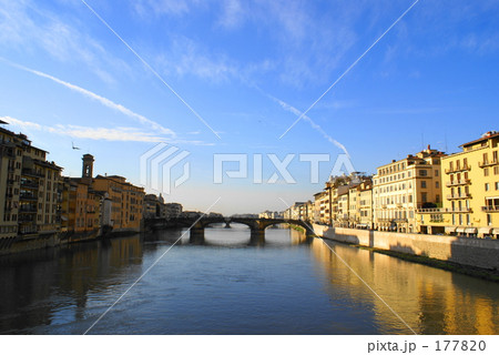 フィレンツェ　アルノ川　サンタ・トリニタ橋 177820