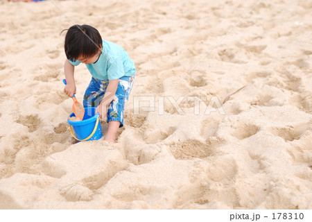 ビーチで遊ぶこども ビーチで遊ぶこども 178310