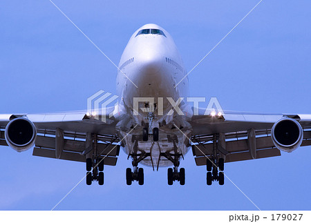 更に迫る飛行機 179027