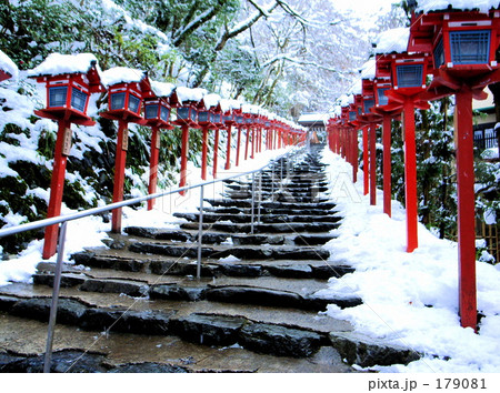 雪と赤い灯篭 179081