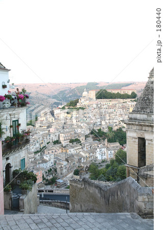 旧市街イブラ地区へ夕景　タテ　シチリア・ラグーサ 180440