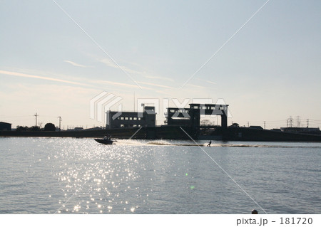 河にそびえる水門 181720