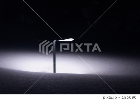 モノトーン 雪と灯り 185090