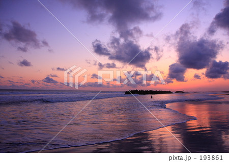 海から上がるサーファー 海から上がるサーファー 193861