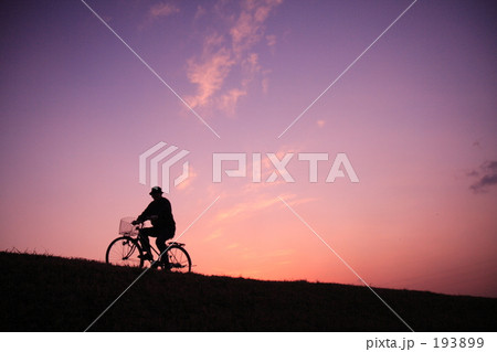 夕暮れの土手 193899