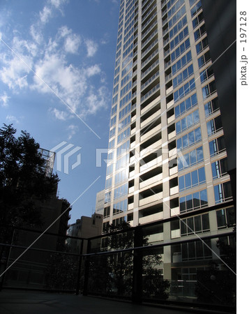 空とビル　影落ちて 197128