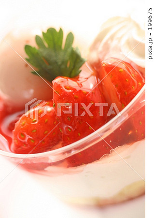 いちごパフェ（縦）１ 199675