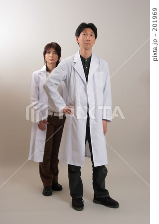 白衣を着た男女 白衣を着た男女 201969