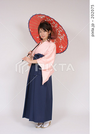 番傘を差す袴女性全身斜めポーズの写真素材 75