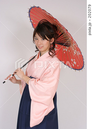 番傘を差す袴女性 202079