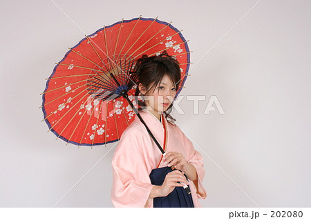 番傘を差す袴女性 202080