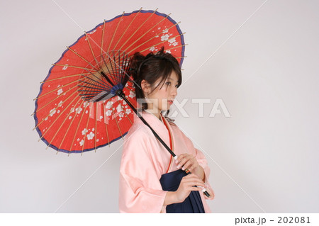 遠くを見つめる袴を着た女性 遠くを見つめる袴を着た女性 202081