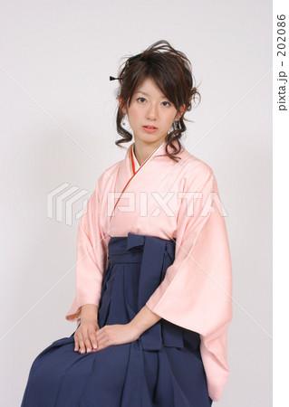 袴女性座りポーズの写真素材 86