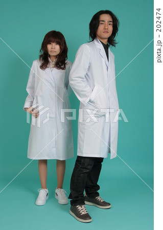 白衣の男女 202474