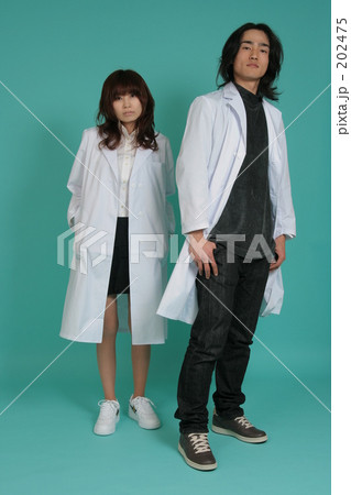 白衣の男女 202475