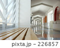 通路のベンチ 226857