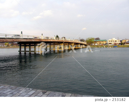 瀬田の唐橋とボート 253182