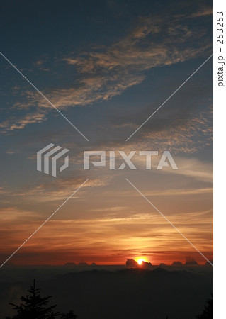 山の日の出 253253